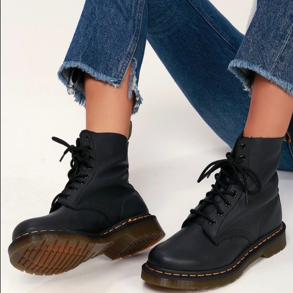 Dr Martens Navy Pascal 8 Eye Leather 
